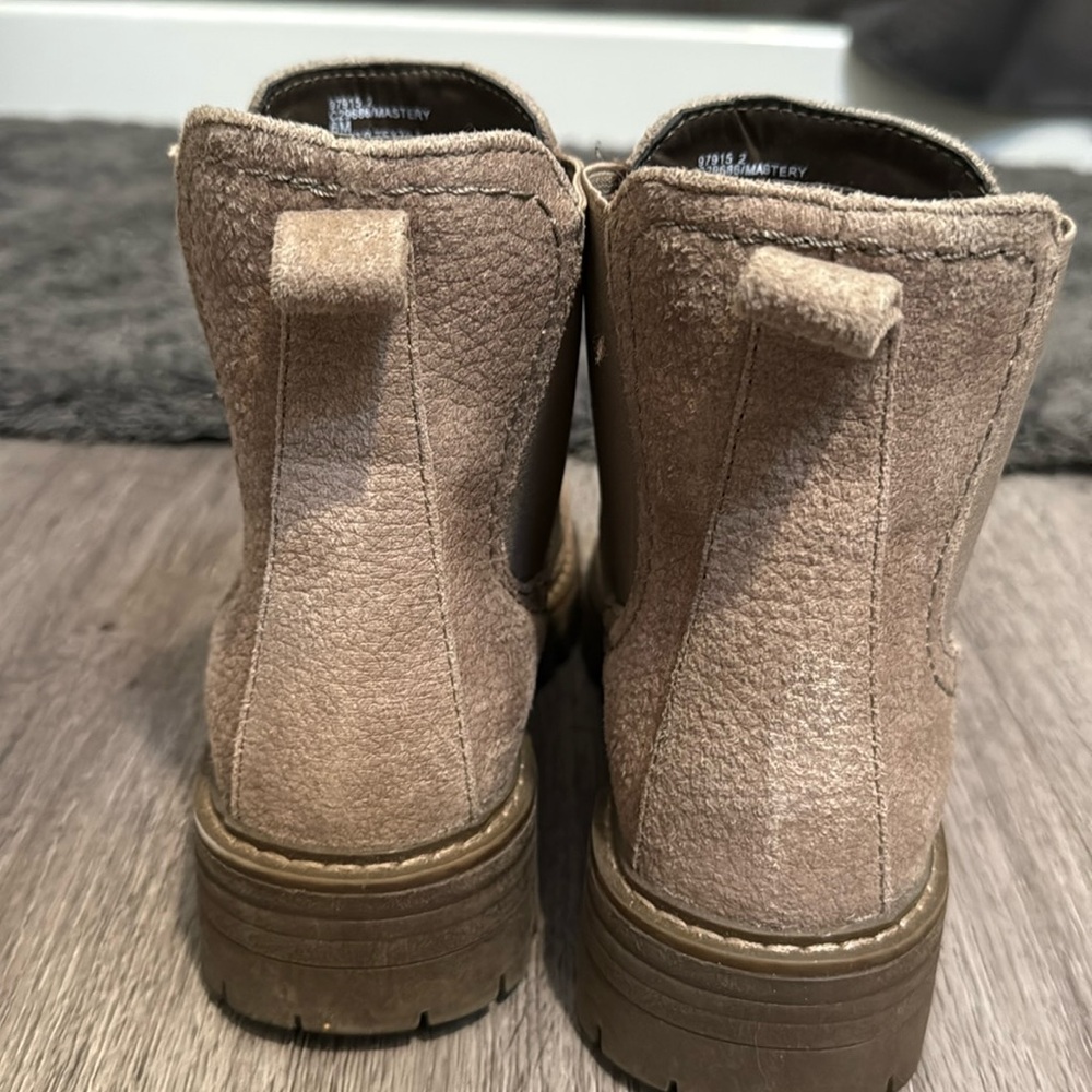 Women’s size 6 Chelsea boot. Worn 3 times. No scuffs, marks or tears. - Picture 4 of 7